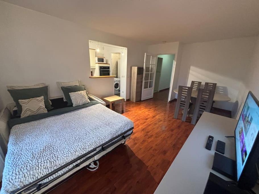 F3 Avec Balcon 5 Min Gare Sqy Et Parking Gratuit Apartment Guyancourt Luaran gambar
