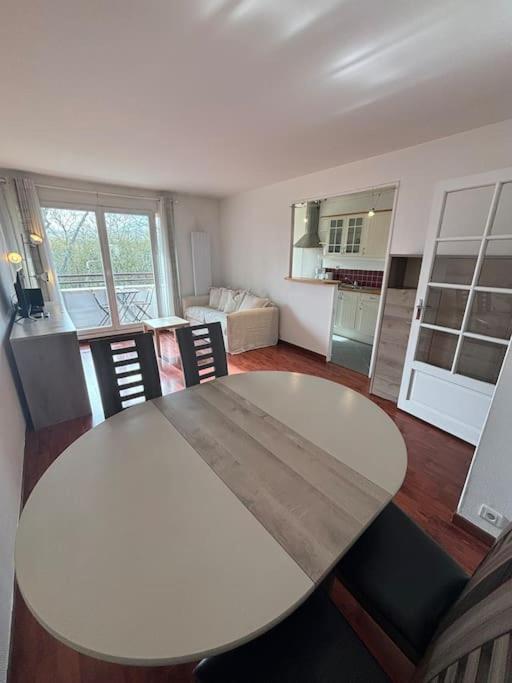 F3 Avec Balcon 5 Min Gare Sqy Et Parking Gratuit Apartment Guyancourt Luaran gambar