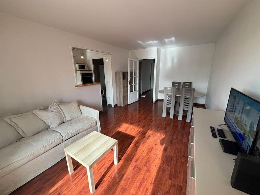 F3 Avec Balcon 5 Min Gare Sqy Et Parking Gratuit Apartment Guyancourt Luaran gambar
