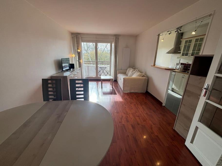 F3 Avec Balcon 5 Min Gare Sqy Et Parking Gratuit Apartment Guyancourt Luaran gambar