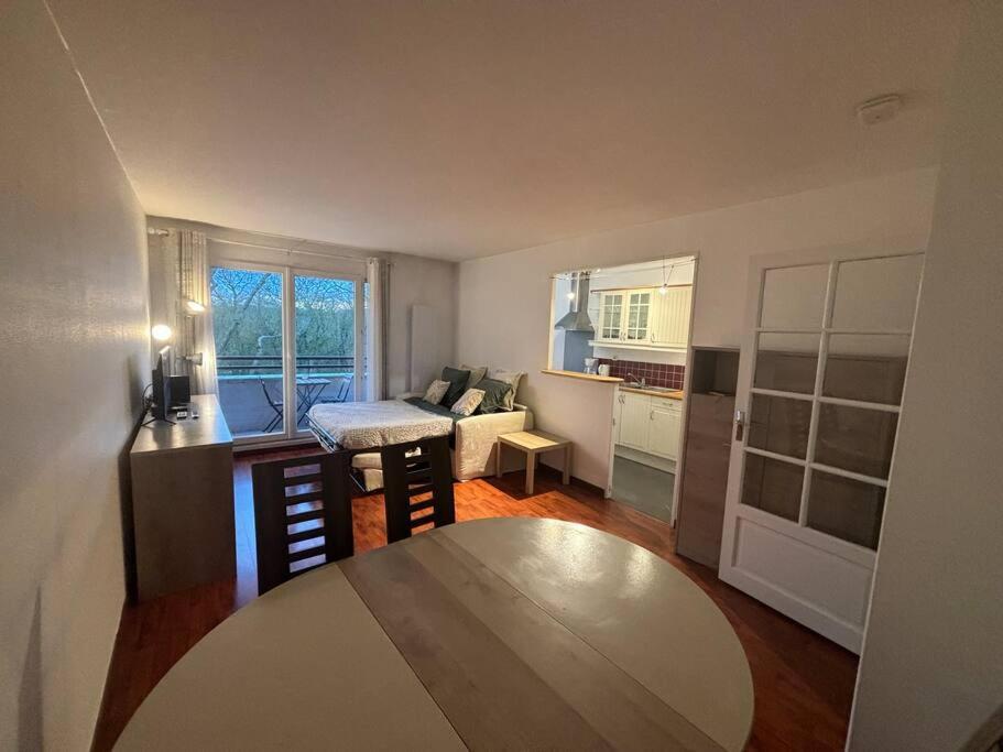 F3 Avec Balcon 5 Min Gare Sqy Et Parking Gratuit Apartment Guyancourt Luaran gambar